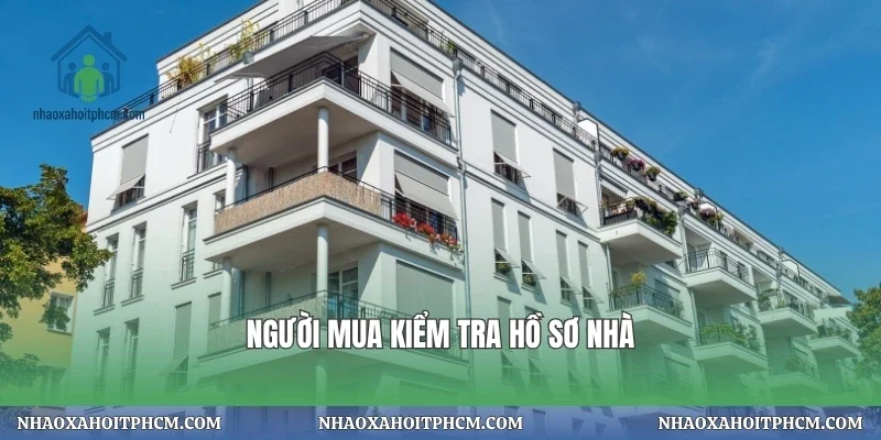 Người mua kiểm tra hồ sơ nhà